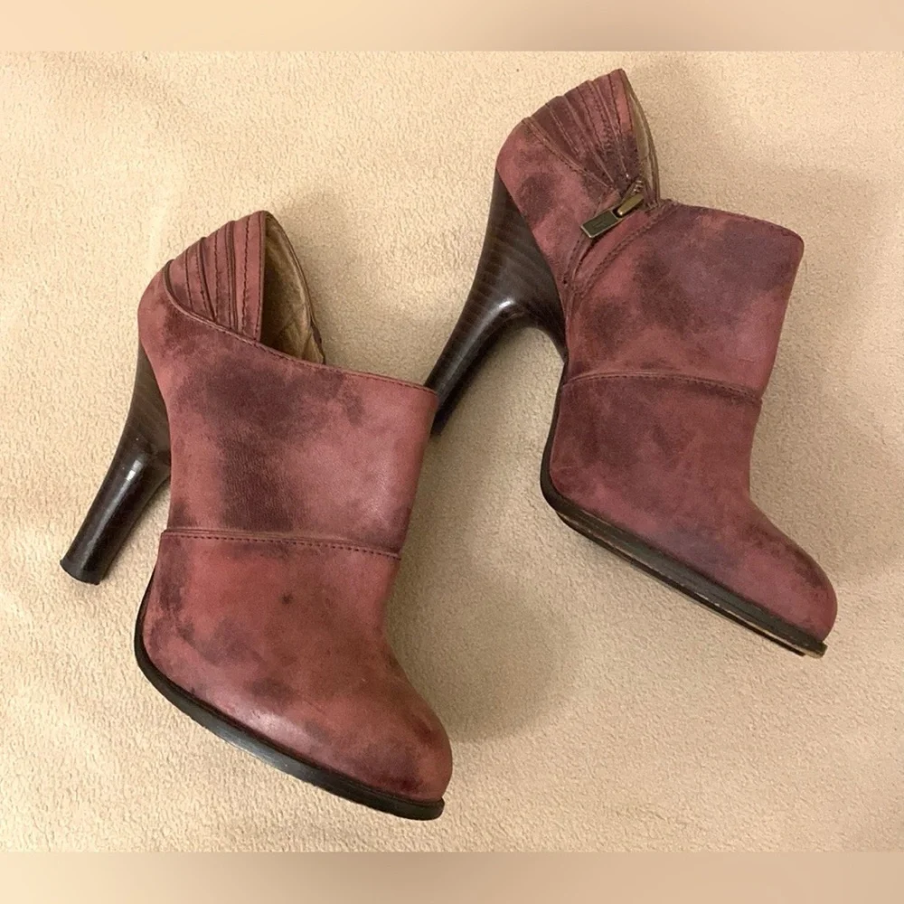 Frye Valerie Piping Purple SZ 8 Dark Cottagecore Goth Leather Ankle Bootie Heels